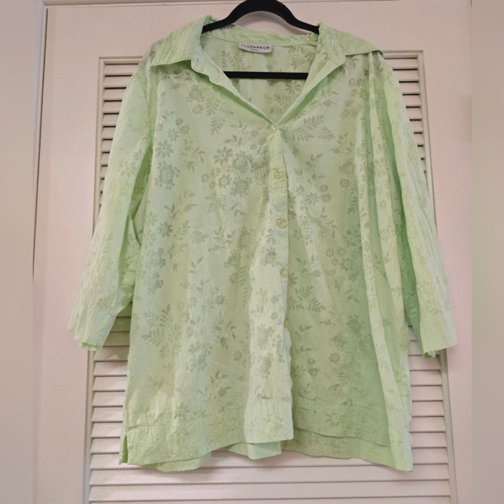 Sag Harbor - (Plus-Size) Light Green Floral Lightweight Top With Buttons
